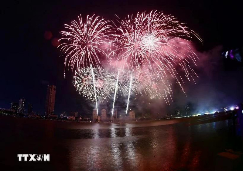Un espectáculo de fuegos artificiales a orillas del río Han (Da Nang) en el marco del DIFF 2025. (Fuente: VNA) 
