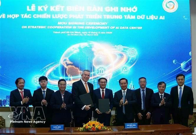 En la firma de un Memorando de Entendimiento de colaboración entre el Departamento de Ciencia y Tecnología de Ciudad de Ho Chi Minh y la empresa Accelerated Infrastructure Capital (AIC). (Fuente: VNA)