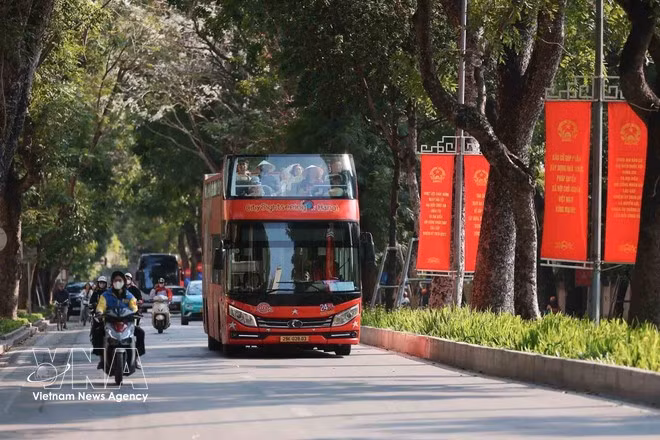Pancartas y lemas electorales colocados a lo largo de una calle de Hanói (Foto: VNA)
