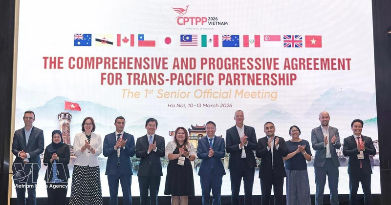 Los jefes de delegación que asisten a la sesión posan para una foto de grupo. (Foto: VNA)