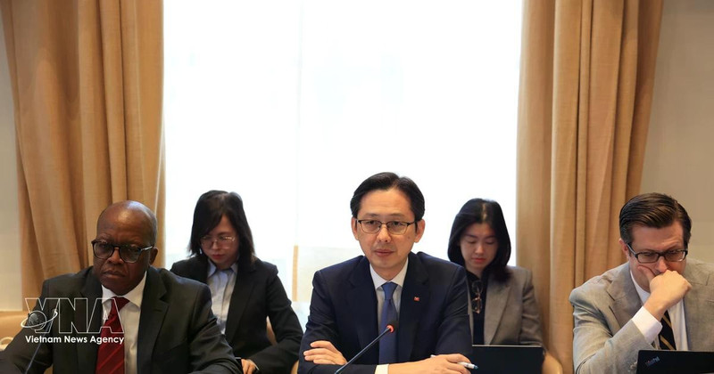 El embajador Do Hung Viet (centro) en la cita (Fuente: VNA)