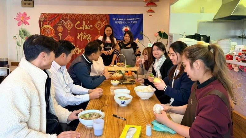 La clase de cocina de platos tradicionales vietnamitas contribuye a preservar la identidad cultural nacional y a fortaler el intercambio y la cohesión entre los compatriotas en Japón.