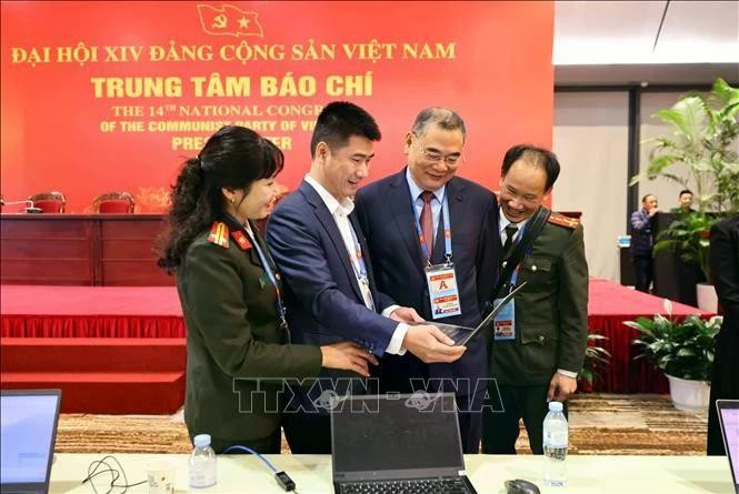 Reporteros y editores trabajando en el Centro de prensa del Congreso. (Foto: VNA)
