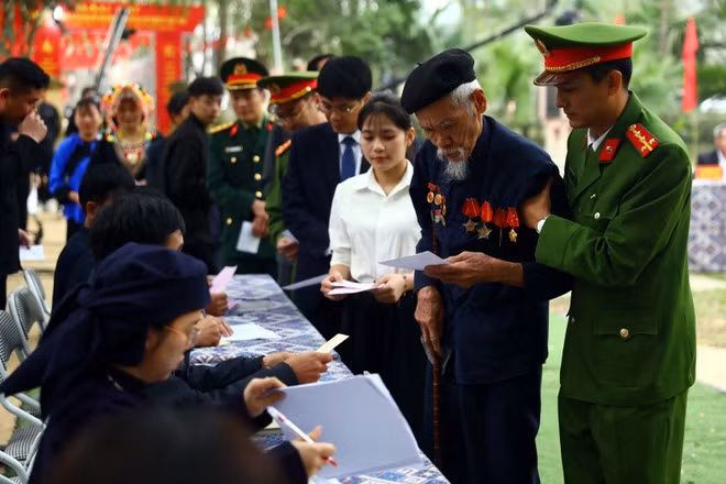 Electores en provincia norteña de Tuyen Quang (Foto: VNA)