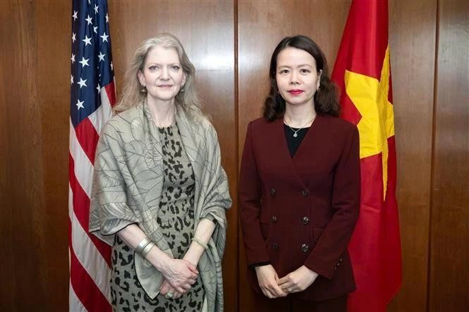La viceministra de Relaciones Exteriores de Vietnam, Nguyen Minh Hang, y la subsecretaria de Estado de Estados Unidos, Allison Hooker. (Fuente: VNA)