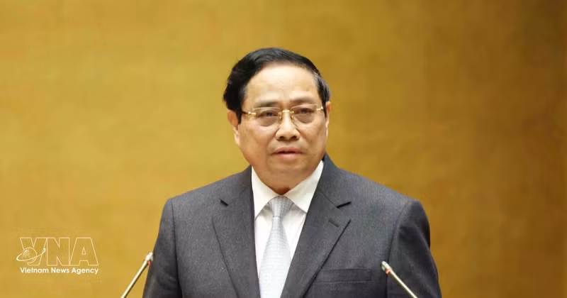 El primer ministro Pham Minh Chinh presenta el “Programa de Acción para la implementación de la Resolución del XIV Congreso Nacional del Partido”. (Foto: VNA)