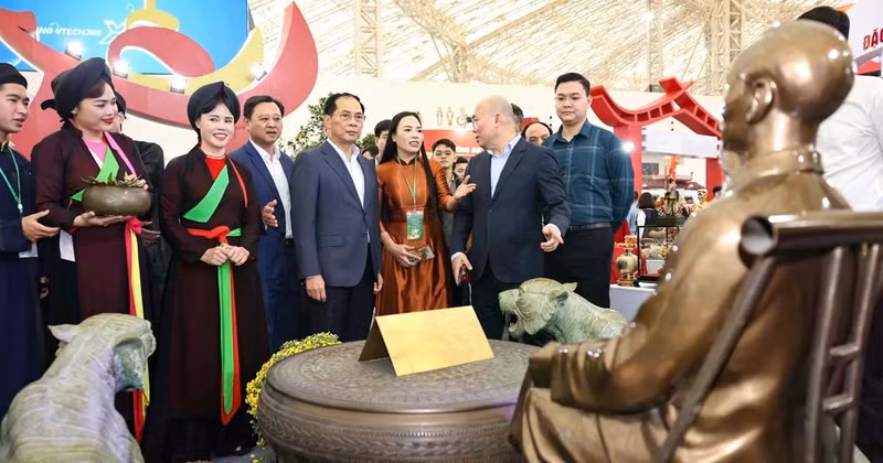 El viceprimer ministro Bui Thanh Son visita el stand de la provincia de Bac Ninh en la Feria de Primavera de 2026. (Fuente: VNA)