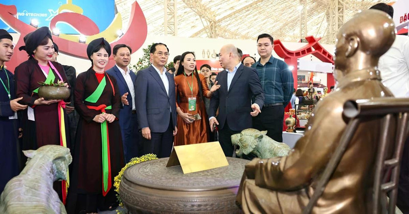El viceprimer ministro Bui Thanh Son visita el stand de la provincia de Bac Ninh en la Feria de Primavera de 2026. (Fuente: VNA)
