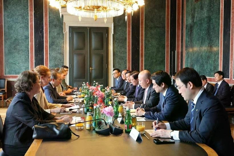 La delegación del PCV se reúne con el segundo presidente del Consejo Nacional Austriaco, Peter Haubner. (Foto: VNA) 