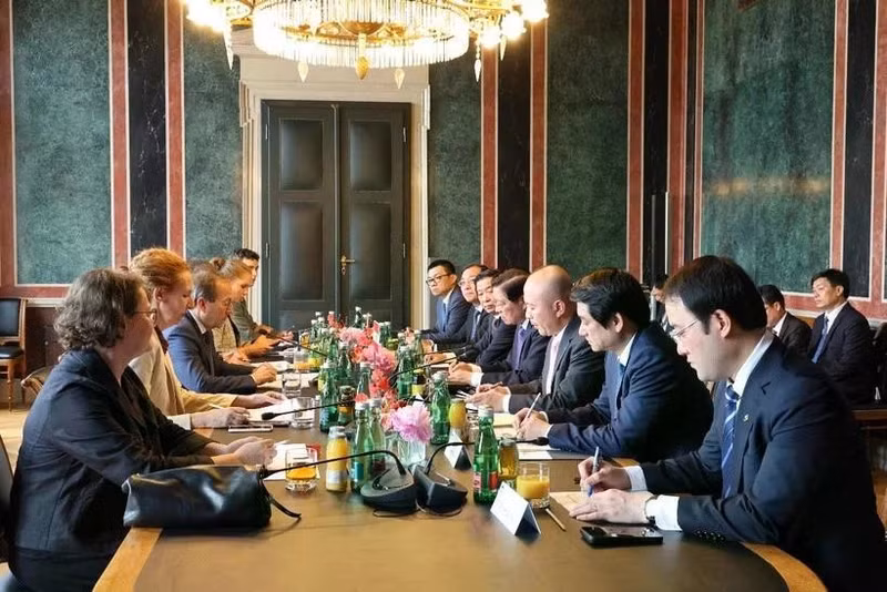 La delegación del PCV se reúne con el segundo presidente del Consejo Nacional Austriaco, Peter Haubner. (Foto: VNA) 