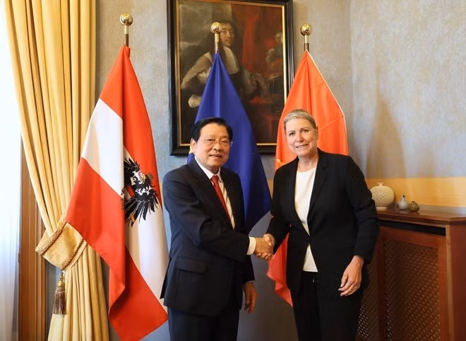 Phan Dinh Trac, miembro del Buró Político, secretario del Comité Central del PCV y jefe de su Comisión de Asuntos Internos, y Eva Marek, vicepresidenta del Tribunal Supremo de Austria. (Foto: VNA)