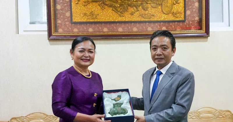 El viceministro de Cultura, Deportes y Turismo de Vietnam Hoang Dao Cuong recibe a la secretaria de Estado del Ministerio de Cultura y Artes de Camboya, Lundi Sannnara.