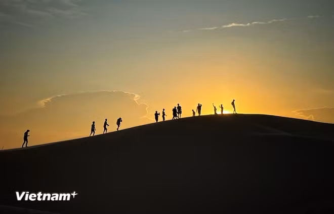 Dunas de arena en Mui Ne al atardecer. (Foto: VNA)