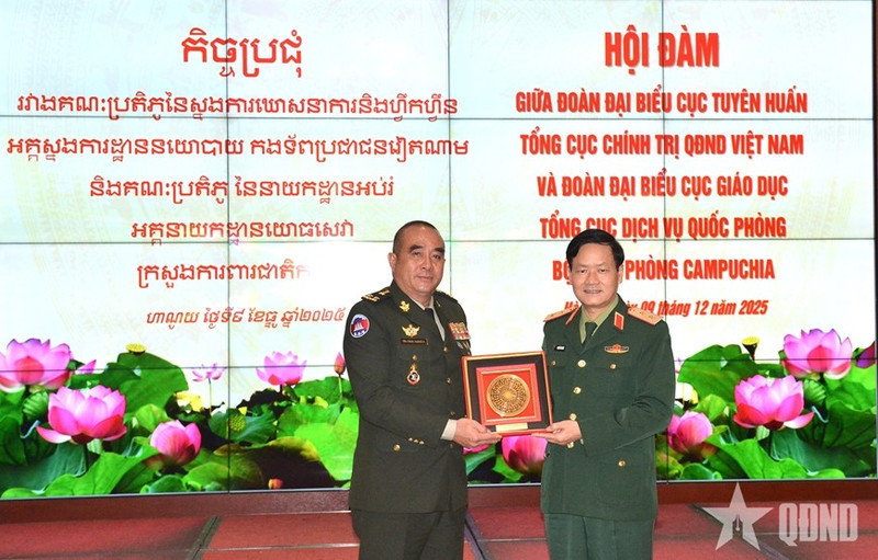 El teniente general Nguyen Van Duc, jefe del Departamento de Propaganda y Entrenamiento de la Dirección General de Política del Ejército Popular de Vietnam, recibe al teniente general Chan Saroeun, director del Departamento de Educación de la Dirección General de Servicios de Defensa del Ministerio de Defensa de Camboya.