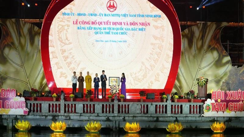 La miembro del Comité Central del Partido y viceministra permanente del Ministerio de Cultura, Deportes y Turismo, Lam Thi Phương Thanh, entrega el certificado de Monumento Nacional Especial al Complejo Paisajístico de Tam Chuc.