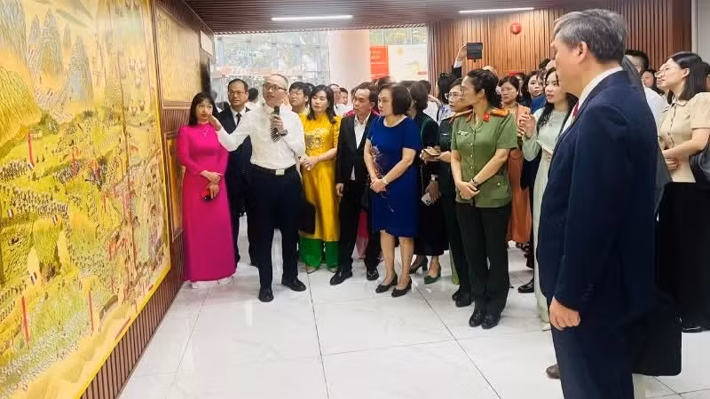 Visitantes en la exhibición.