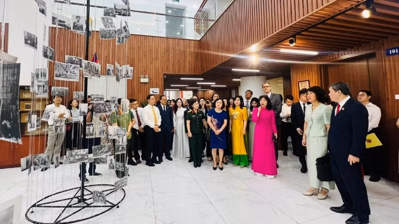 Los delegados visitan el espacio expositivo.