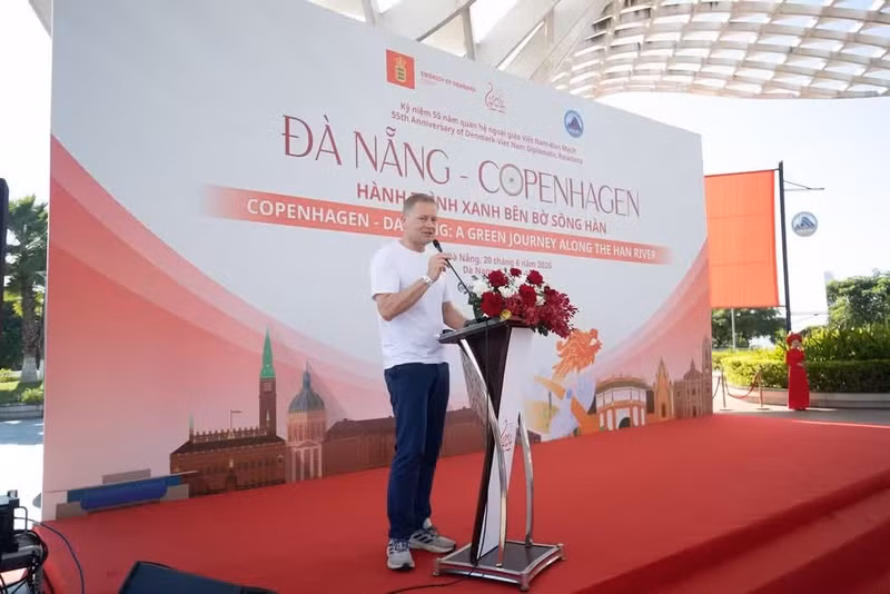El embajador danés, Nicolai Prytz, habla en el evento.