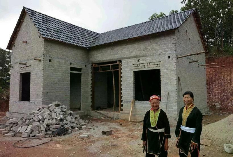 La alegría de la familia de la Sra. Dang Thi Ha, del grupo étnico Dao, en la comuna de Ngoc My, distrito de Vo Nhai, provincia de Thai Nguyen, al tener nueva casa gracias al apoyo financiero del gobierno y la comunidad. (Foto: VNA) 