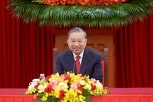 [Foto] Líder partidista de Vietnam mantiene conversación telefónica con máximo dirigente de China