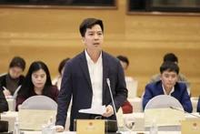 Ha Quang Hung, subdirector del Departamento de Gestión de Vivienda y Mercado Inmobiliario, habla en la cita (Foto: baodautu.vn)