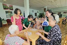 Las personas mayores reciben atención de salud en el Centro de actividades y cuidado para ancianos Genki House. (Foto: VNA)