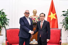 El ministro de Relaciones Exteriores de Vietnam, Le Hoai Trung (derecha), recibe al comisario de la UE para Asociaciones Internacionales, Jozef Síkela. (Foto: baoquocte.vn)