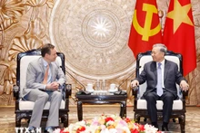 El secretario general del Partido Comunista de Vietnam, To Lam (derecha), conversa con Scott Strazik, presidente y director ejecutivo de GE Vernova. (Foto: VNA)