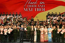 El secretario general del Partido Comunista de Vietnam, To Lam, y el presidente de la Asamblea Nacional, Tran Thanh Man, junto con otros dirigentes del país, asisten al concierto.