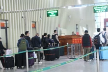 El turismo fronterizo en Lang Son inicia 2026 con gran afluencia de visitantes en puerto internacional Huu Nghi. (Foto: VNA)