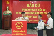 Los electores en la zona especial de Truong Sa ejercen su derecho al voto. (Foto: Nhan Dan)