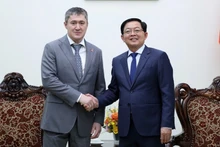 El viceprimer ministro Ho Quoc Dung (derecha) recibe a Dmitry Makhonin, gobernador de la región rusa de Perm (Foto: chinhphu.vn)