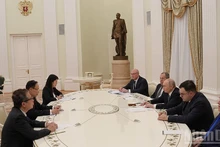 El presidente ruso, Vladimir Putin, recibe al enviado especial del secretario general del Partido Comunista de Vietnam (PCV), To Lam, y miembro del Buró Político, ministro de Relaciones Exteriores Le Hoai Trung. (Foto: Nhan Dan)