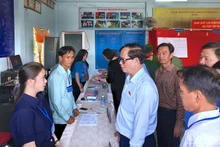 El vicepresidente de la Asamblea Nacional, Tran Quang Phuong inspecciona los preparativos de las elecciones legislativas en la comuna de Dat Mui. 