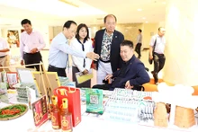 Representantes de la provincia sureña vietnamita de Vinh Long presentan productos típicos locales en Corea del Sur. (Foto: baovinhlong.com.vn)