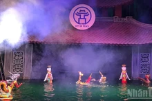 Espectáculo de marionetas acuáticas en el Teatro de marionetas Thang Long.