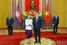 El presidente de Vietnam, Luong Cuong, recibe a la embajadora de Camboya, Touch Sopharath, durante la ceremonia.
