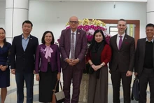 Aleksandar Bodiroza, director regional interino de UNFPA para Asia y el Pacífico, y funcionarios del Ministerio de Salud Pública y UNFPA en Vietnam. (Foto: UNFPA)