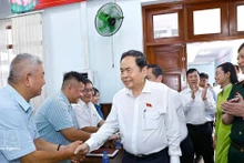 El presidente de la Asamblea Nacional, Tran Thanh Man, se reúne con votantes en la comuna de Ba Diem, Ciudad Ho Chi Minh. (Foto: VNA)