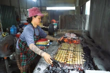 Preservan el arte tradicional de asar pescado en provincia de Nghe An