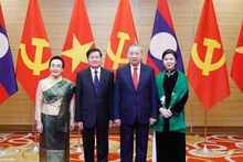 El secretario general del Partido Comunista de Vietnam (PCV), To Lam, (segundo a la derecha) y el secretario general del Partido Popular Revolucionario de Laos (PPRL) y presidente del país, Thongloun Sisoulith, y sus esposas (Fuente: VNA)