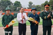 El presidente de la Asamblea Nacional de Vietnam, Tran Thanh Man, y los nuevos soldados. (Foto: VNA)