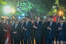 El secretario general del PCV, To Lam, junto con dirigentes del Partido, del Estado y de Hanói, ofrece incienso en el Monumento al Rey Ly Thai To.