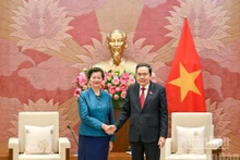 El presidente de la Asamblea Nacional de Vietnam, Tran Thanh Man, y la embajadora de Camboya, Chea Kimtha. (Foto: Nhan Dan)