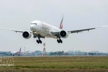 Un avión de Emirates Airlines, aerolínea de Emiratos Árabes Unidos en el Aeropuerto Internacional de Noi Bai. (Foto: VNA)