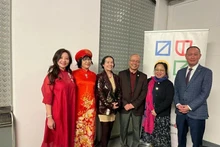 La artista Hoang Thi Kieu Anh (segunda desde la izquierda) posa para una foto junto al embajador de Vietnam en Eslovaquia, Pham Truong Giang (primero desde la derecha) y otros invitados. (Foto: VNA)