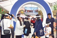 Los jóvenes exploran el festival de Co Loa y la antigua ciudadela de Co Loa en el espacio digital. (Foto: Nhan Dan)