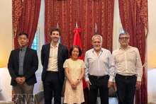 La embajadora de Vietnam en Argentina, Ngo Minh Nguyet, y el presidente de la Confederación Latinoamericana y del Caribe de Trabajadores Estatales (CLATE), Julio Fuentes. (Foto: VNA)