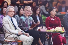 Ngo Phuong Ly (derecha), esposa del Secretario General del Partido Comunista, To Lam, y el Duque de Richmond Charles Henry Gordon-Lennox y su esposa disfrutan de té vietnamita y actuaciones especiales en el Museo Nacional de Bellas Artes de Vietnam. (Foto: VNA)