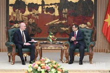 El primer ministro de Vietnam, Pham Minh Chinh, recibe al director general de la agencia rusa TASS, Andrey Kondrashov. (Foto: VNA)